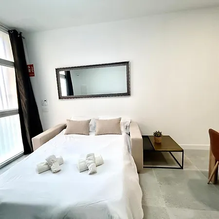 דירה Getaway - Jacuzzi, Space & Comfort *