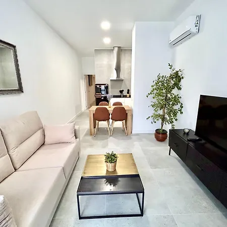 Apartment Getaway - Jacuzzi, Space & Comfort *